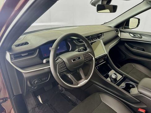 New 2025 Jeep Grand Cherokee Altitude image 9