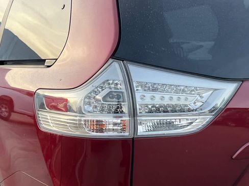 Used 2017 Toyota Sienna SE image 15