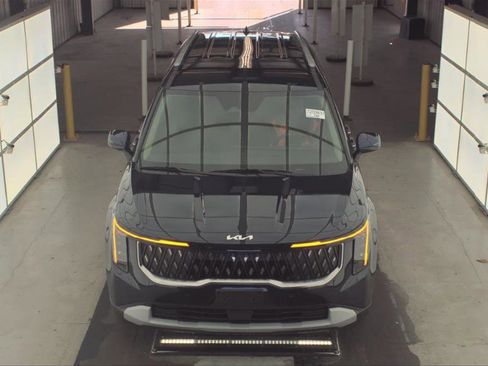 Used 2026 Kia Carnival EX image 8