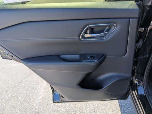 Used 2025 Nissan Rogue Platinum FWD image 28