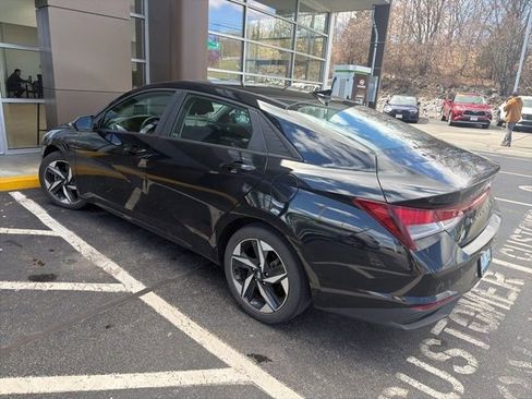 Used 2023 Hyundai Elantra SEL w/ Convenience Package image 2
