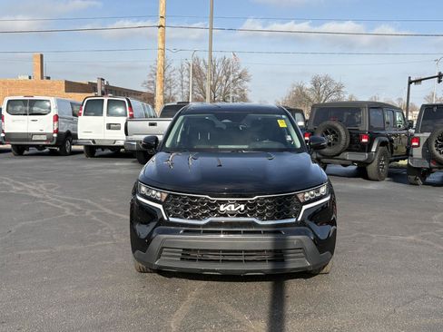 Used 2022 Kia Sorento LX image 3