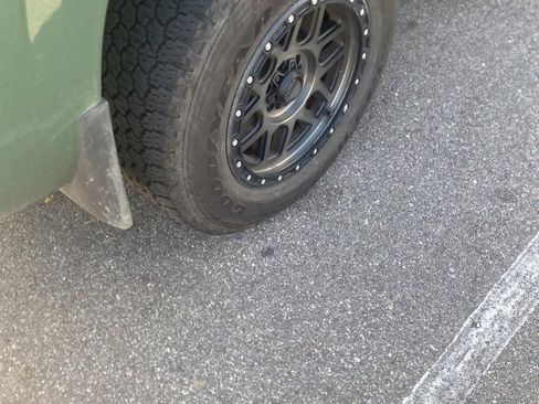 Used 2022 Nissan Frontier SV w/ Graphics Package image 5