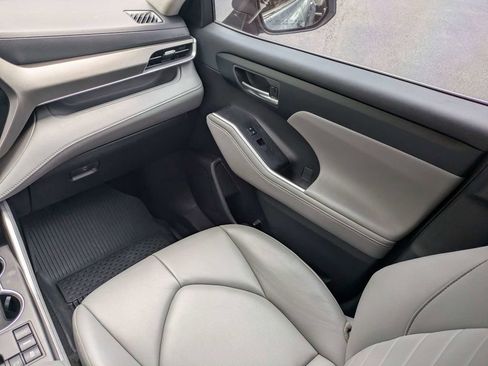 Used 2023 Toyota Highlander XLE FWD image 18