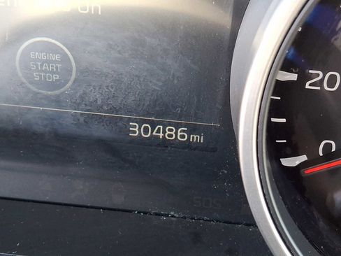 Used 2024 Kia Carnival LX FWD image 17