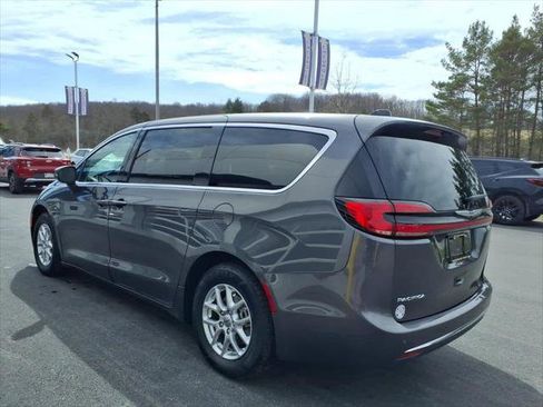Used 2023 Chrysler Pacifica Touring-L FWD image 5
