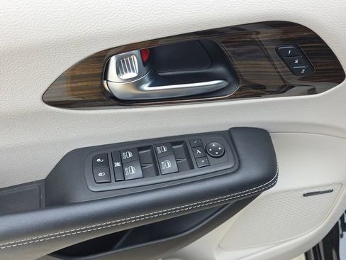 Certified 2022 Chrysler Pacifica Limited FWD image 26