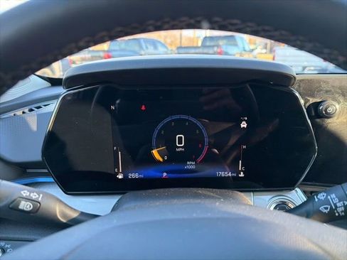 Used 2025 Chevrolet Trax LT w/ LT Convenience Package image 35