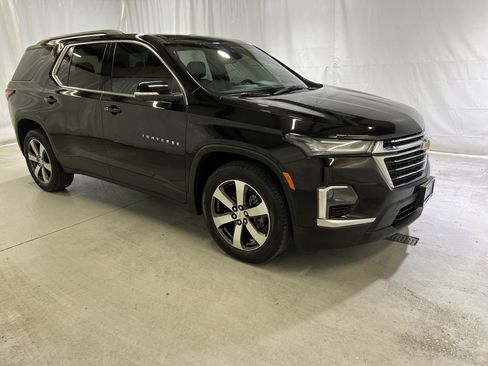 Used 2023 Chevrolet Traverse LT w/ LT Premium Package AWD/4WD image 2
