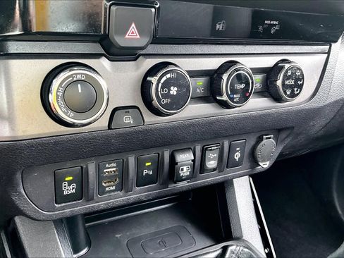 Used 2018 Toyota Tacoma TRD Off-Road w/ Technology Package AWD/4WD image 31