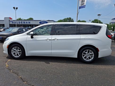 Used 2023 Chrysler Pacifica Touring-L FWD image 4