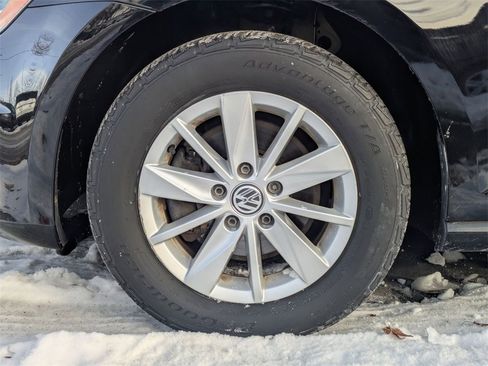 Used 2016 Volkswagen Golf S image 9