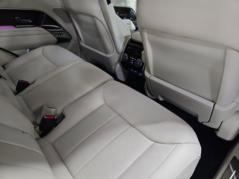 Used 2025 Land Rover Range Rover SE image 11