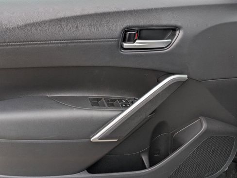 Used 2022 Toyota Corolla Cross XLE image 14