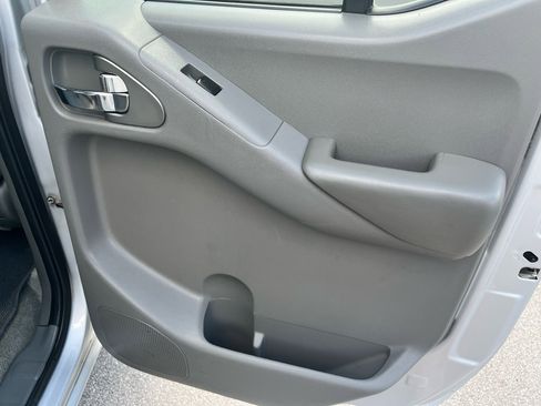 Used 2012 Nissan Frontier SV w/ SV Premium Utility Pkg image 16