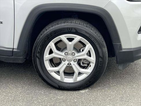 Used 2024 Jeep Compass Latitude image 9