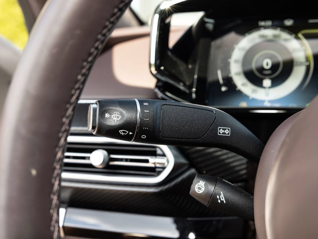 Used 2025 Aston Martin V8 Vantage Coupe RWD image 36