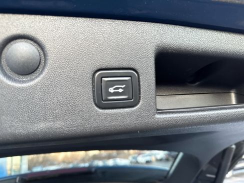 Used 2020 Chevrolet Equinox LT w/ Driver Convenience Package image 15