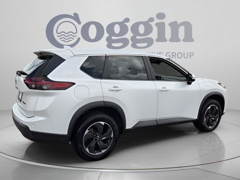 Used 2024 Nissan Rogue SV AWD/4WD image 5