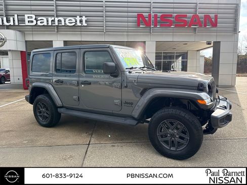 Used 2020 Jeep Wrangler Unlimited Sahara image 7