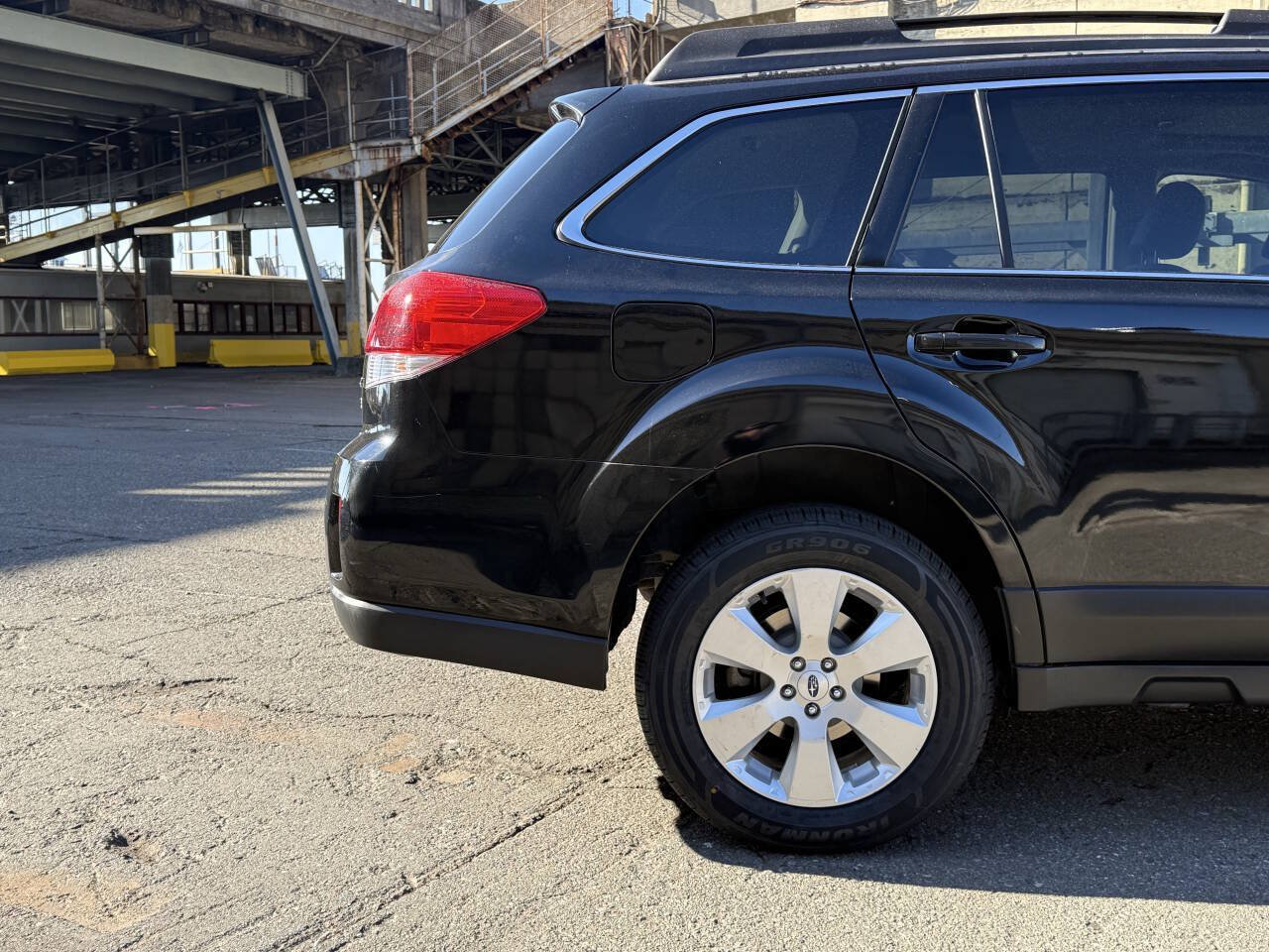 Used 2011 Subaru Outback 2.5i Limited AWD/4WD image 24