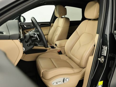 Certified 2026 Porsche Macan AWD/4WD image 5