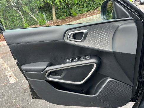 Used 2025 Kia Soul LX w/ LX Technology Package image 18