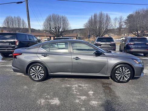 Used 2024 Nissan Altima 2.5 SV FWD image 4
