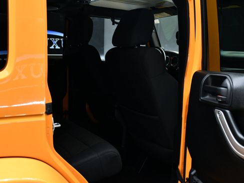 Used 2012 Jeep Wrangler Unlimited Rubicon w/ Max Tow Pkg image 29