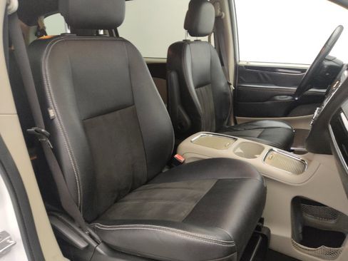 Used 2019 Dodge Grand Caravan SXT image 21