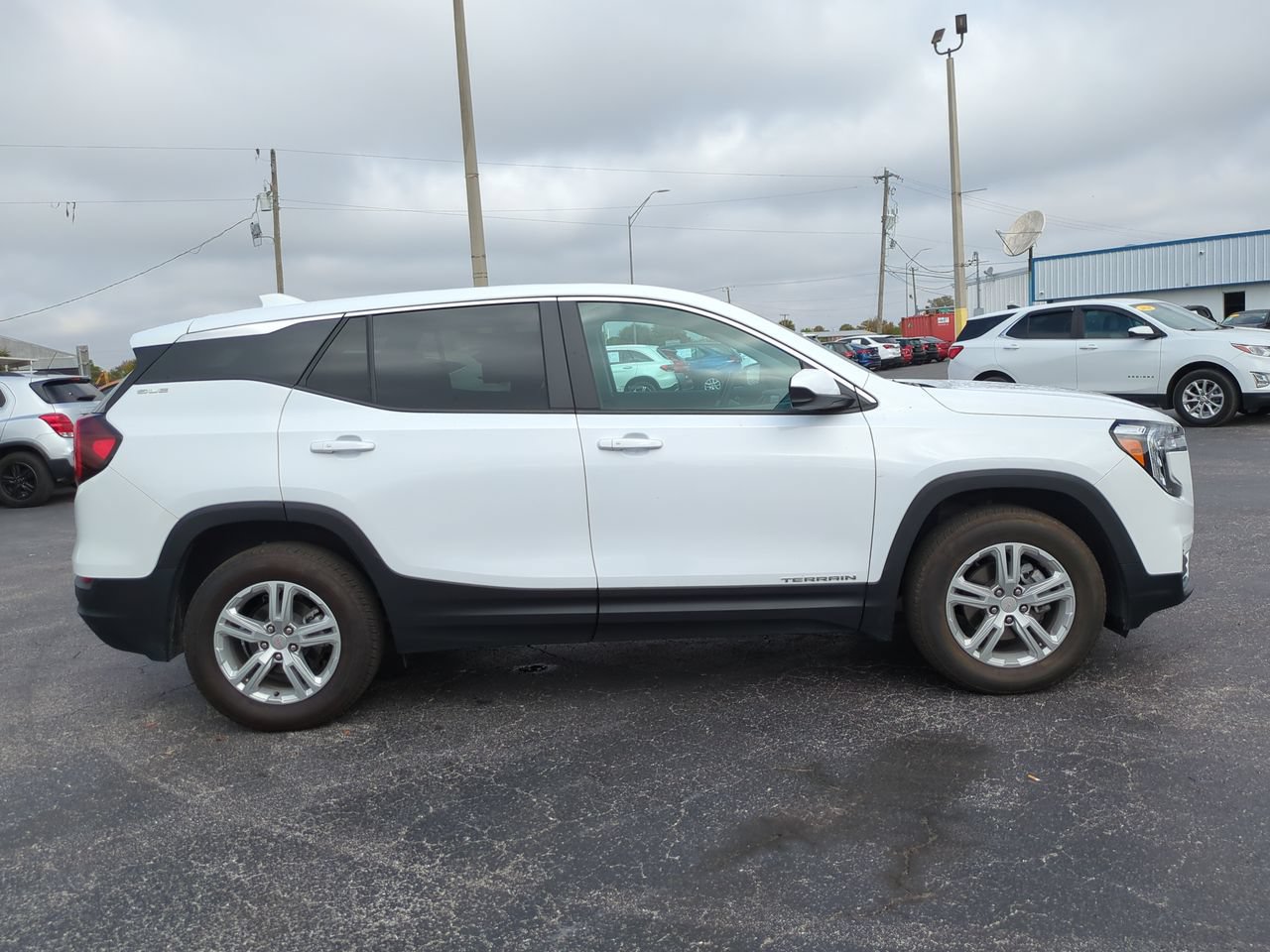 Used 2024 GMC Terrain SLE AWD/4WD image 3