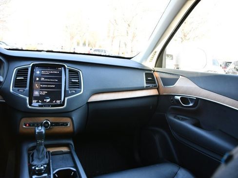 Certified 2022 Volvo XC90 T6 Momentum w/ Climate Package image 16