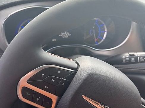 Used 2024 Chrysler Pacifica Pinnacle FWD image 22