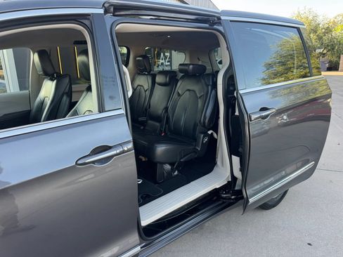 Used 2017 Chrysler Pacifica Touring-L Plus FWD image 25