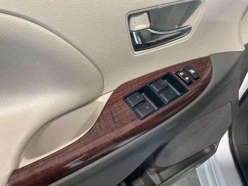 Used 2014 Toyota Sienna XLE FWD image 23