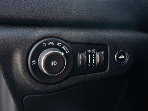 Used 2016 Chrysler 200 C FWD image 29