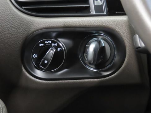Certified 2025 Porsche Macan AWD/4WD image 23