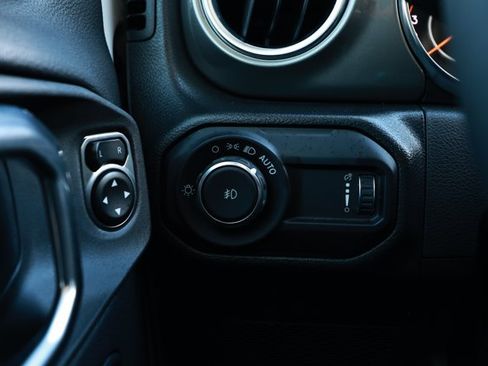 Used 2023 Jeep Wrangler Unlimited Sahara AWD/4WD image 15