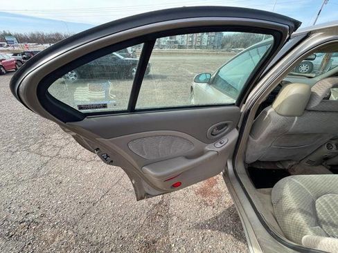 Used 2001 Pontiac Bonneville SE image 24