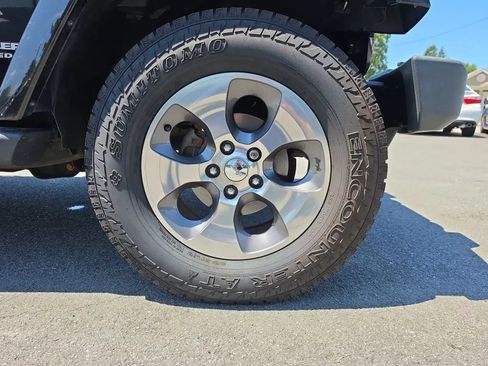Used 2017 Jeep Wrangler Unlimited Sahara AWD/4WD image 9