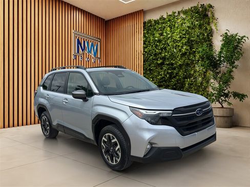 Used 2025 Subaru Forester Premium AWD/4WD image 1