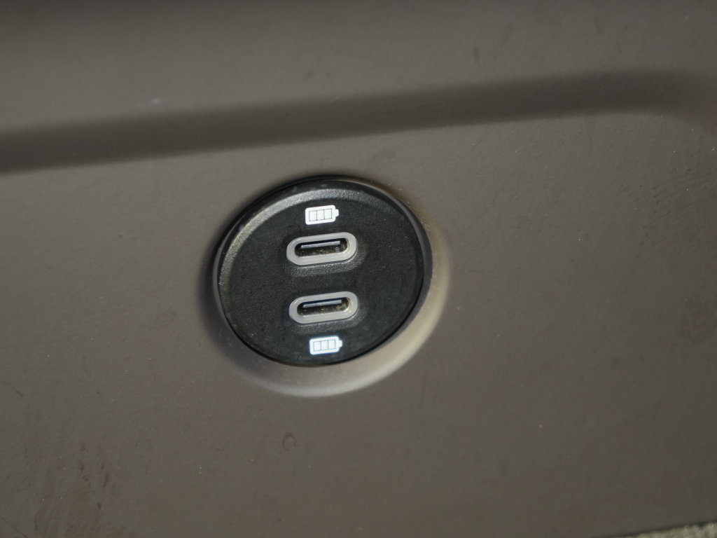 Certified 2023 Porsche Macan AWD/4WD image 40