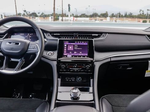 New 2025 Jeep Grand Cherokee L Altitude image 13