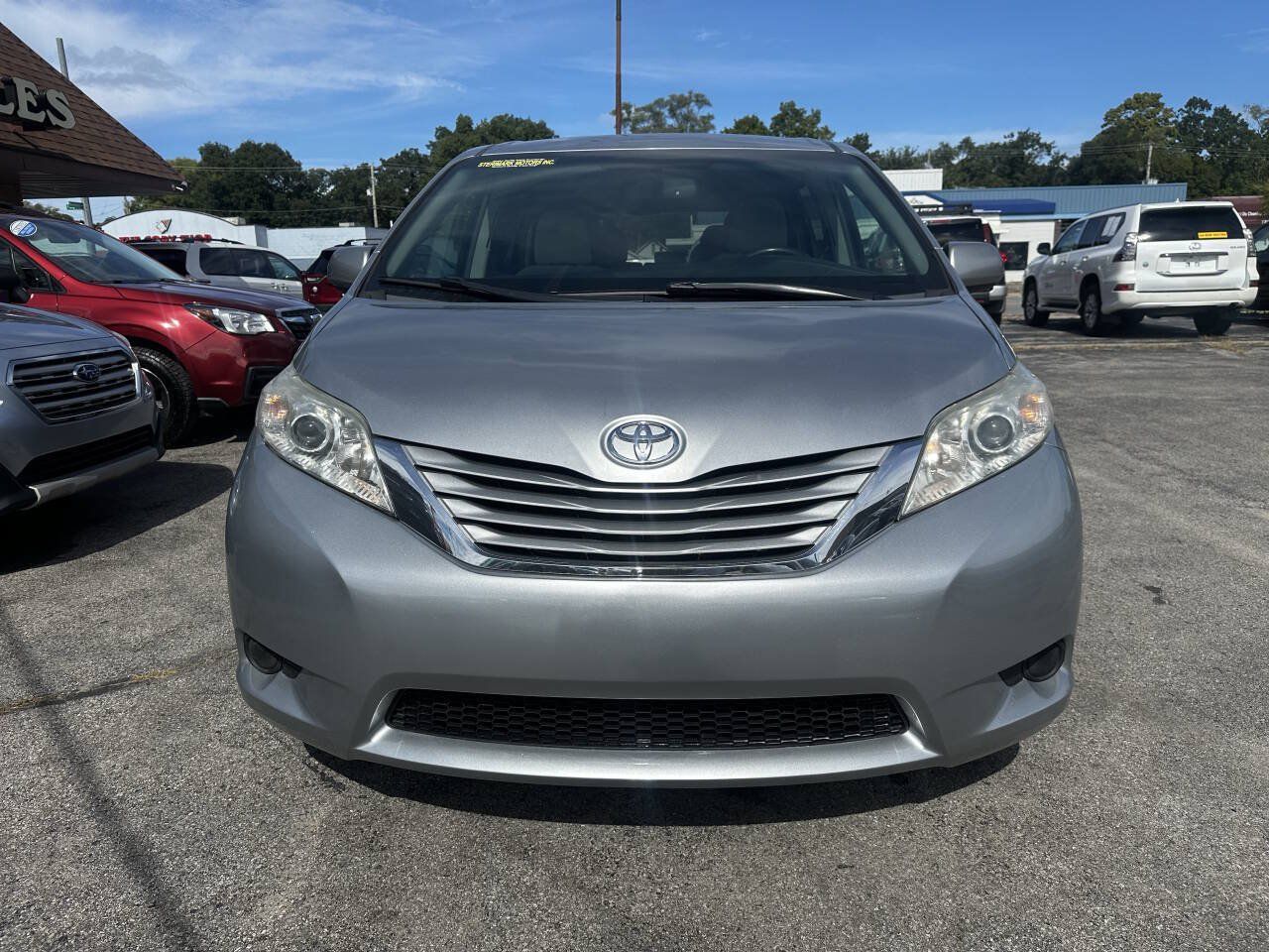 Used 2017 Toyota Sienna LE AWD/4WD image 3