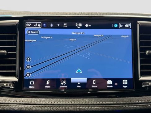 Used 2025 Chrysler Pacifica Limited FWD image 12