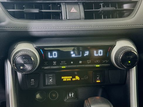 Used 2019 Toyota RAV4 XLE w/ Convenience Package FWD image 23