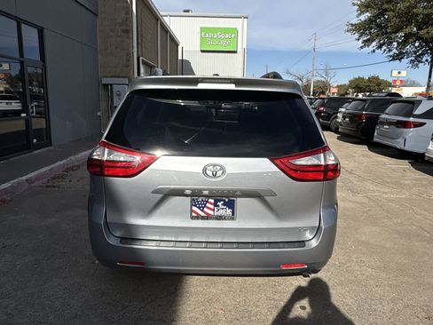 Used 2015 Toyota Sienna LE image 5