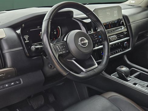 Used 2023 Nissan Pathfinder Platinum FWD image 18