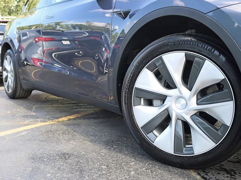 Used 2023 Tesla Model Y Long Range AWD/4WD image 5