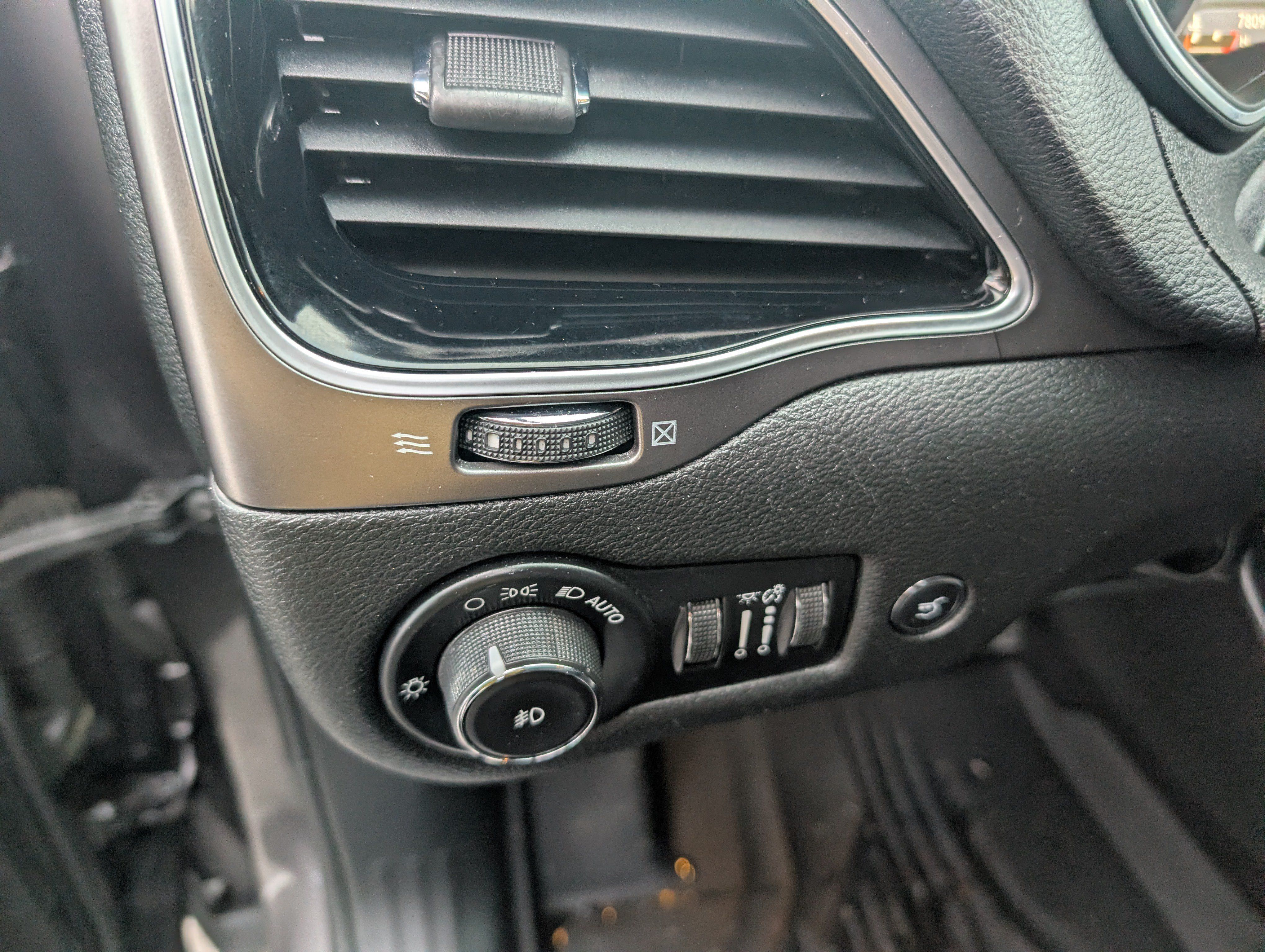 Used 2019 Jeep Cherokee Limited AWD/4WD image 15